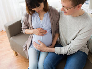يجب عليك أيها الزوج إظهار فرحتك وحبك بقدوم المولود(shutterstock.com)