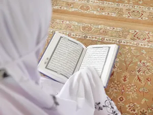 يمكن أن يقرأ المسلم عقب كلّ صلاة أربع صفحات من القرآن

