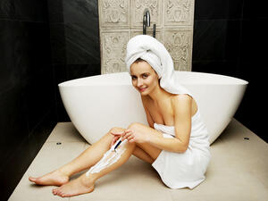 تشكو معظم النساء من الألم الكبير والعناء في إزالة الشعر الزائد من الجسم
