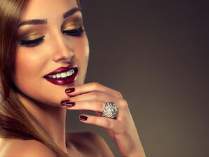 صاحبة اليد الصغيرة الناعمة عليها أن تبقي خواتمها متناسبة مع حجم يدها