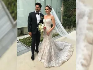تشابه كبير بين إطلالتي زفاف "فهرية أفجان" و " ناصليهان أتاجول"، من الأجمل؟‎