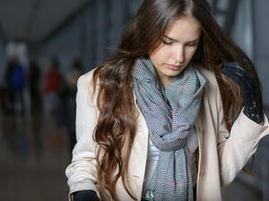 إجعلي السكارف إلى لأمام بشكلٍ معاكس