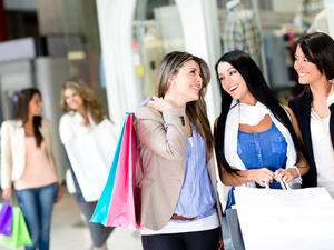 التسوق من الصديقات أو الأقارب يدفعك ويشجعك للتسوق كثيراً 