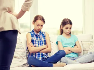 نبّهي أطفالكِ من ضرورة إبقاء أيديهم لأنفسهم وعدم مدّها على الآخر

