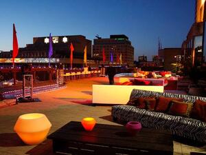 في الشتاء تعتمد الحدائق الخارجية على وجود المظلات لحماية الأثاث من الأمطار  في الشتاء تعتمد الحدائق الخارجية على وجود المظلات لحماية الأثاث من الأمطار