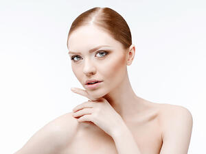 إحرصي دائما على تنظيف بشرتك قبيل النوم 