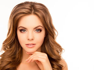 يعاني البعض من البشرة الدهنيّة نتيجة زيادة الغدد الدهنيّة الموجودة في الجسم
