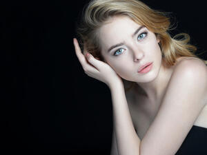 أزيلي عن وجهكِ أي نوع من المكياج والمستحضرات
