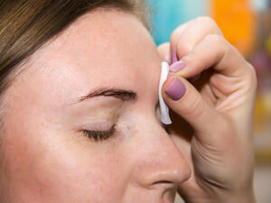 يمكن إزالة بقع الصبغة عن الجلد بتغميس قطعة من القطن بالماء الدافيء

