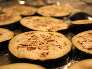 رشيه بالملح من الوجهين وأتركيه نصف ساعه حتى يتخلص من الماء بداخله

