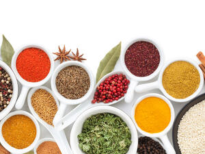 يعتبر الفلفل غنياً بفيتامينات A و Cكما أنه يحارب البثور في البشرة