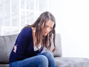 بعض النّساء يُمكن أن يشعرن بألمٍ في البطن عند اقتراب موعد التبويض

