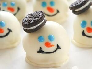 كرات رجل الثلج المصنوعة من الأوريو
