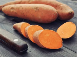 البطاطا الحلوة مصدر غني بالحديد
