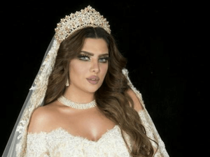 لا يمكن أن تكتمل إطلالة العروس في ليلة الزفاف دون التاج
