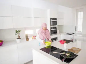 من أهم التحضيرات التي توفر الجهد خلال نهار رمضان تنظيف المطبخ 