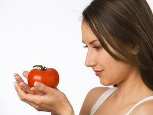 الطماطم غنية بفيتامين C الذي يساعد على شد الجلد
