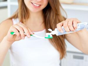 يحتوي معجون الأسنان على مكوّنات مضادة للبكتيريا ومبيّضة