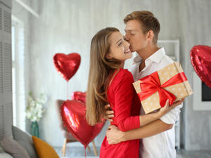 يأتي عيد الحب كفرصة للعشاق والشعراء للتعبير عن مشاعرهم