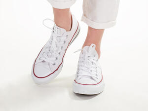 يُعتبر الحذاء الرياضي الأبيض من أبرز صيحات الموضة 2016

