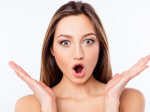 ابتسمي وأنتِ مغلفة فمكِ ومن ثم اشفطي خدّيكِ للداخل
