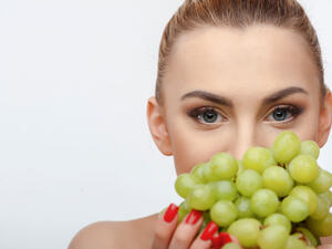 يعتبر العنب من الثمار الغنية بالمواد المضادة للأكسدة