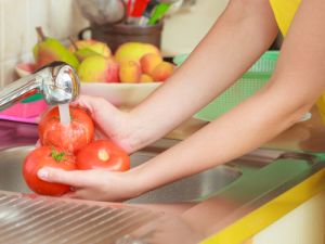 استخدمي الماء البارد لغسل الخضروات والفاكهة
