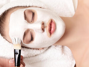 تساعدك خلطة الثوم والزبادي على التخلّص من حب الشباب