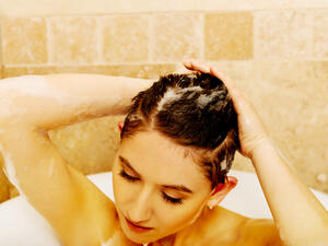 يجب غسل فروة الرأس حوالى ثلاث مرّات أسبوعياً 