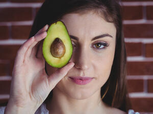 يمتاز الأفوكادو بالنسبة المرتفعة من فيتامين E والأحماض الدهنية الأساسية
