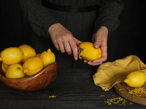 لجعل الليمون يعطي أكبر كمية من العصير ضعه في ماء ساخن ساعة قبل عصره لجعل الليمون يعطي أكبر كمية من العصير ضعه في ماء ساخن ساعة قبل عصره