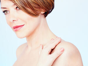 كثرة الانحناء امام وسائل التكنولوجيا الحديثه تسبب التجاعيد
