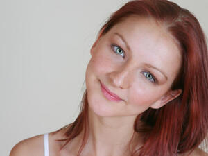 قومي بعمل تدليك بحركة دائرية على الخدود