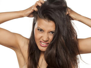 يجب غسل الشعر وفروة الرأس جيّداً بشكلٍ يوميّ؛ لتقليل الزيوت والأوساخ