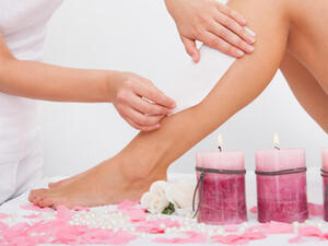 يساعد الشمع على تبييض البشرة وتقشيرها
