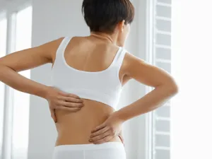 الكعب العالي يجبرك أن تقوسي ظهرك ويضغط على المفاصل

