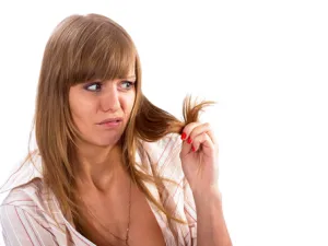 يمكن أن تظهر للشعر وفروة الرأس رائحة كريهة كأيّ جُزءٍ من أجزاء الجسم