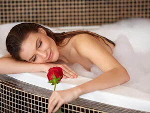 الاستحمام تحت دش من الماء الساخن لعشرة دقائق يمكن