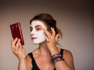 امزجي لخميرة مع الماء للتخلص من شحوب البشرة
