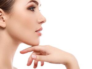 قومي بتمرين يومي بالنظر الى الاعلى ورفع رأسك لشدن عضلات الرقبة
