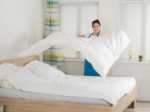 قبل التفكير بتنظيف غرفة النوم يجب التخلص من الفوضى والأغراض غير الضرورية قبل التفكير بتنظيف غرفة النوم يجب التخلص من الفوضى والأغراض غير الضرورية