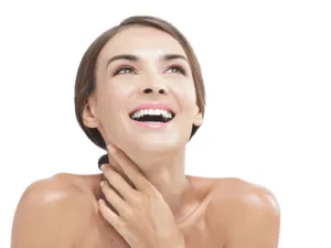 يجب تدليك البشرة بزيت اللوز

