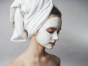 يجب علينا الإعتناء التام بالبشرة وبإستمرار أيضآ من جميع النواحي