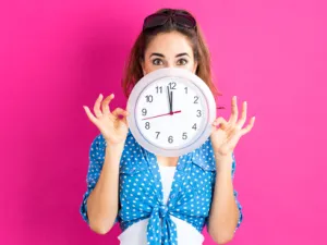 للتعامل مع التوقيت التوجه إلى السرير قبل ساعة من المعتاد للتعويض

