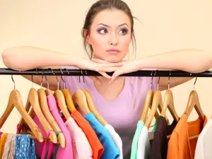 ضعى الملابس السميكة في الأسفل والأقل سمكاً لأعلى