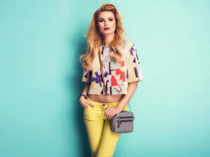 تُضيء الألوان الصارخة كالأصفر والأحمر عالم الموضة في صيف 2017