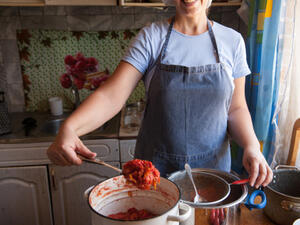 أضيفى إلى البصل عندما تحمريه قليل من السكر والملح