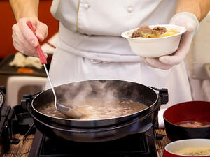 للتخلص من الزفرة الموجودة باللحم والدجاج من خلال غسلها بالملح الأبيض