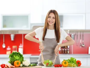 تعتبر السلطات من أطباق المقبلات الرئيسية على المائدة