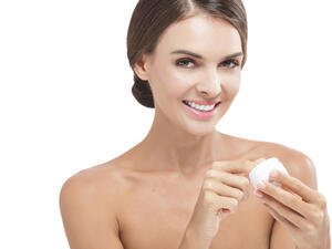 حافظي على روتين يومي لترطيب بشرتك

